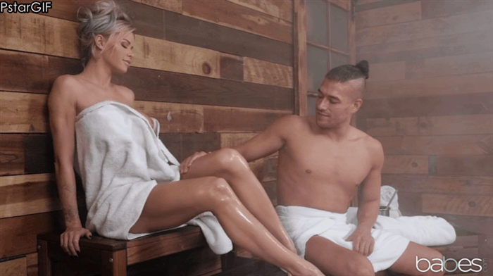 Jessa Rhodes in sauna