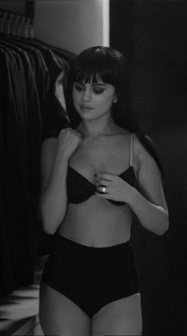Gif - Selena Gomez -7/92 -5'5''- Totally Sweet, Cute Tits....Youthful Wet Cunnilingus! -Yum! Yum! Yum!