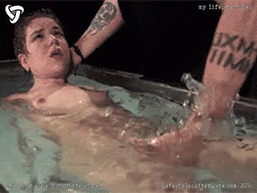 Gif - Submerging his submissive